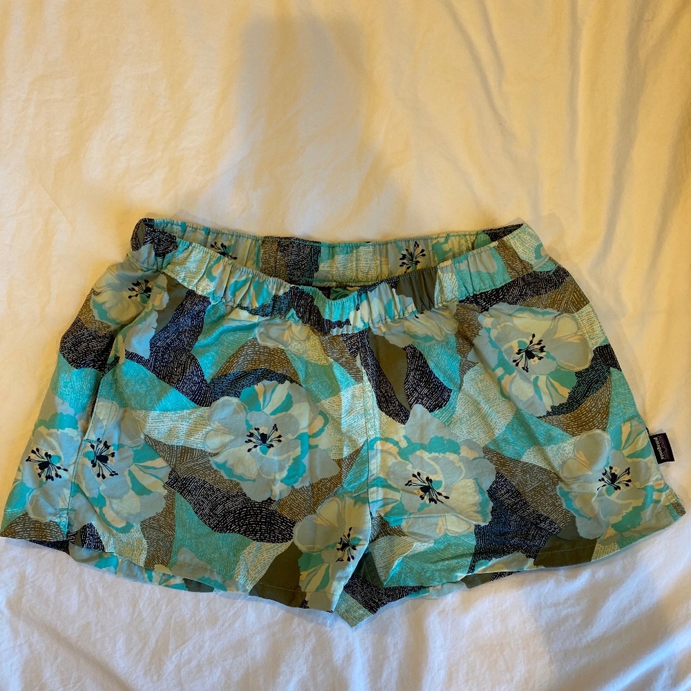 Patagonia women’s baggies shorts, blue Hawaiian print